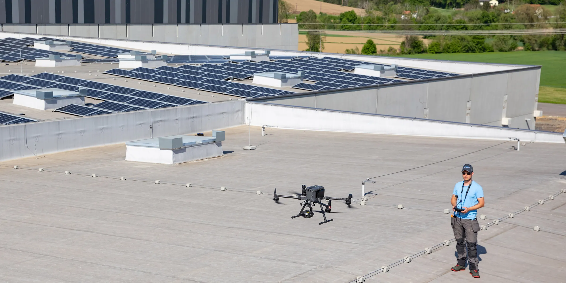 Solarel-Drohnenpilot beim Anlagenscreening auf einem Flachdach mit Photovoltaik