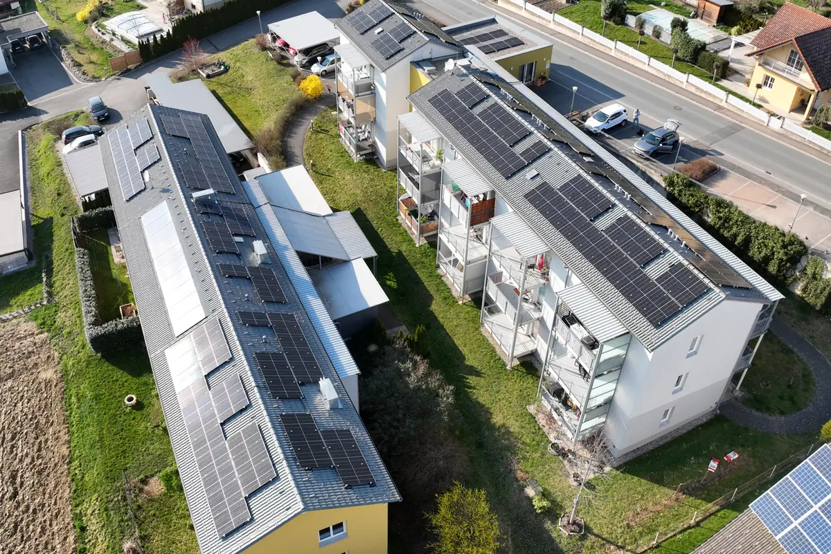 Wohnbauten einer Siedlungsgenossenschaft mit Photovoltaik auf den Dächern