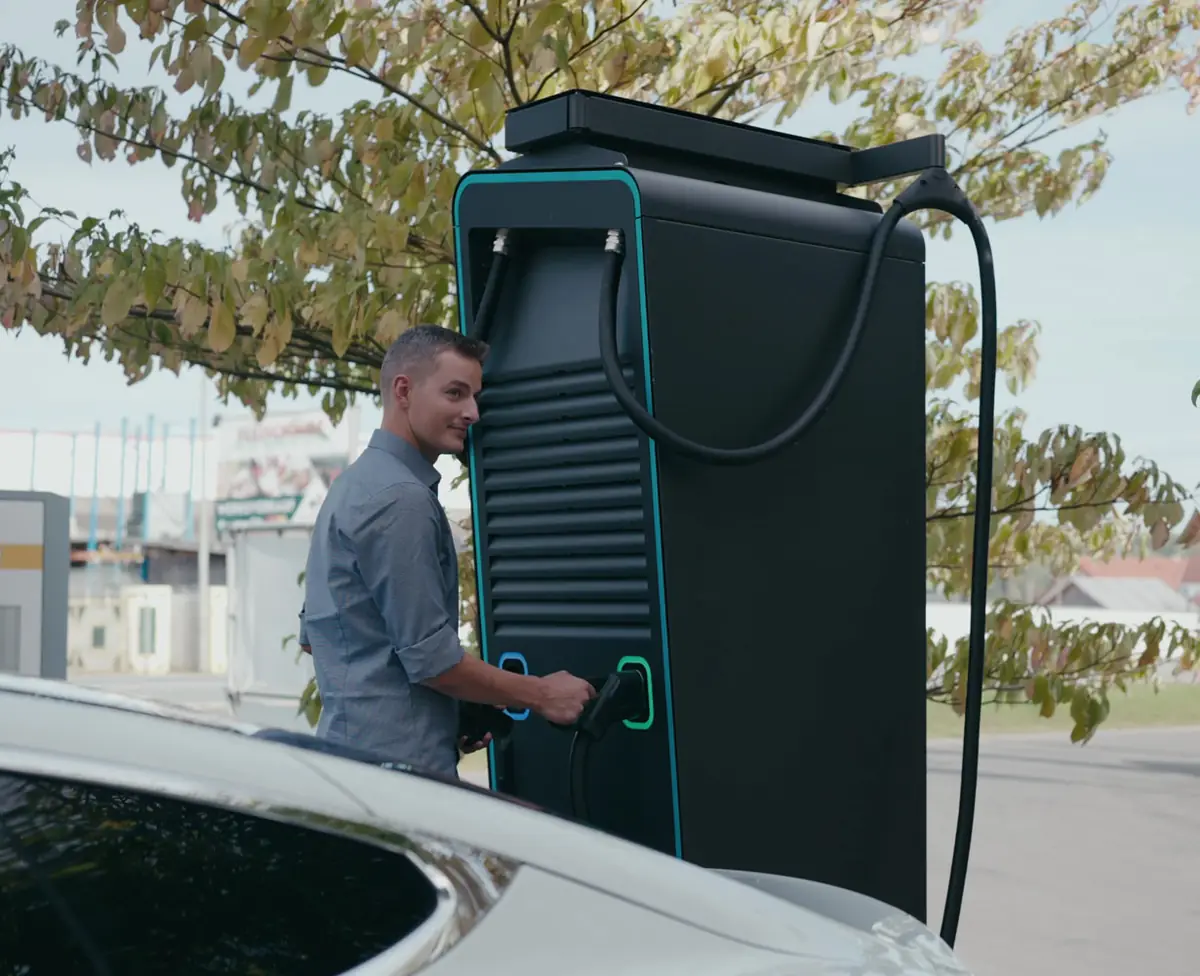 Schnellladesäule beim Ladevorgang eines Elektroautos