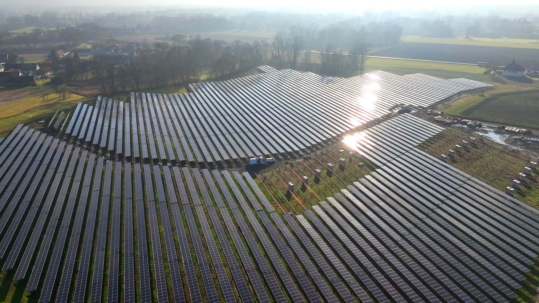 Freiflächen-Photovoltaikanlage im Morgenlicht, Luftaufnahme