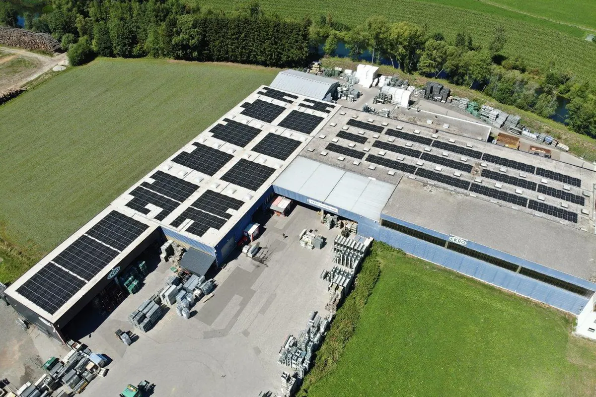 Aufdach-Photovoltaikanlage auf den Hallen von EKRO Bausystem in Krieglach