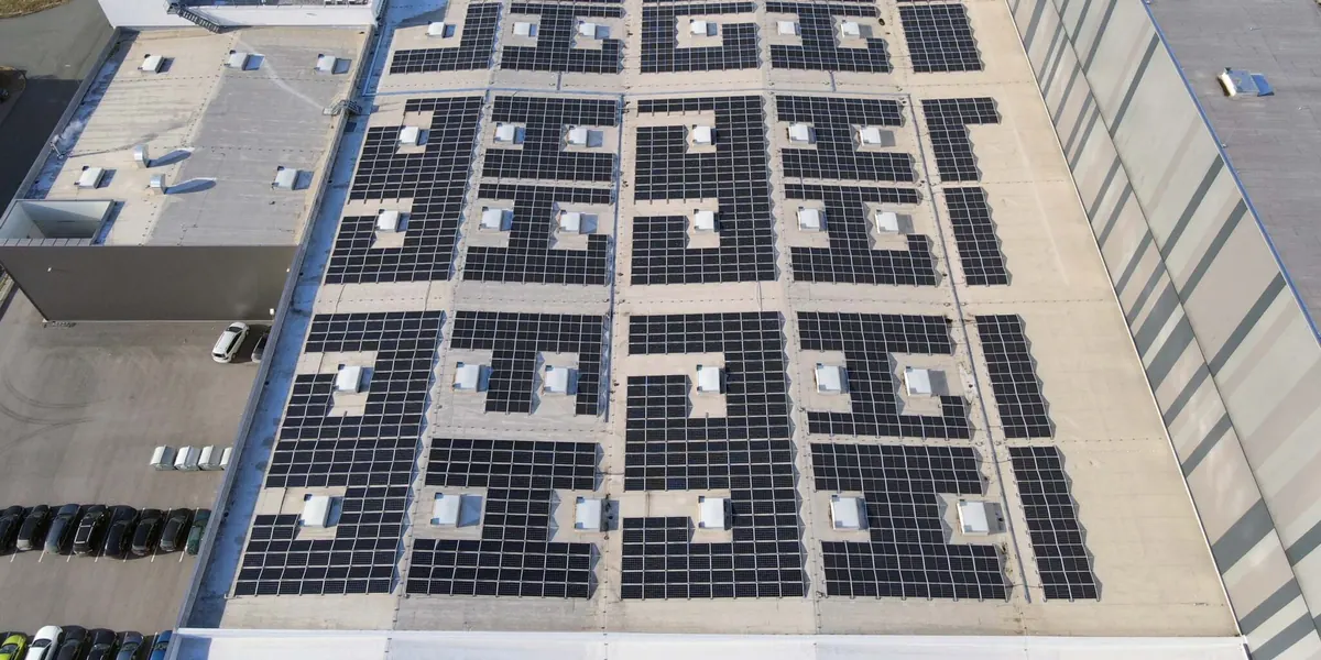 Aufdach-Photovoltaikanlage auf den Hallen von Etivera Verpackungstechnik