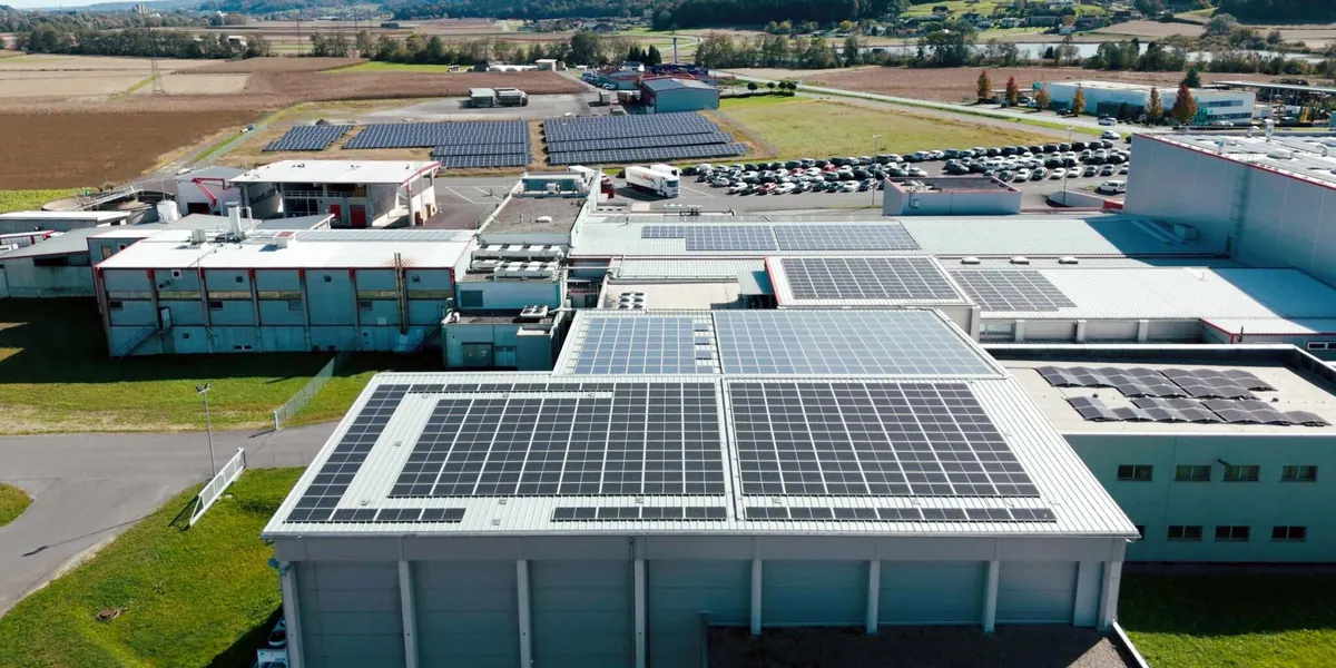 Aufdach-Photovoltaikanlage auf den Produktionshallen des Fleischhofs Raabtal