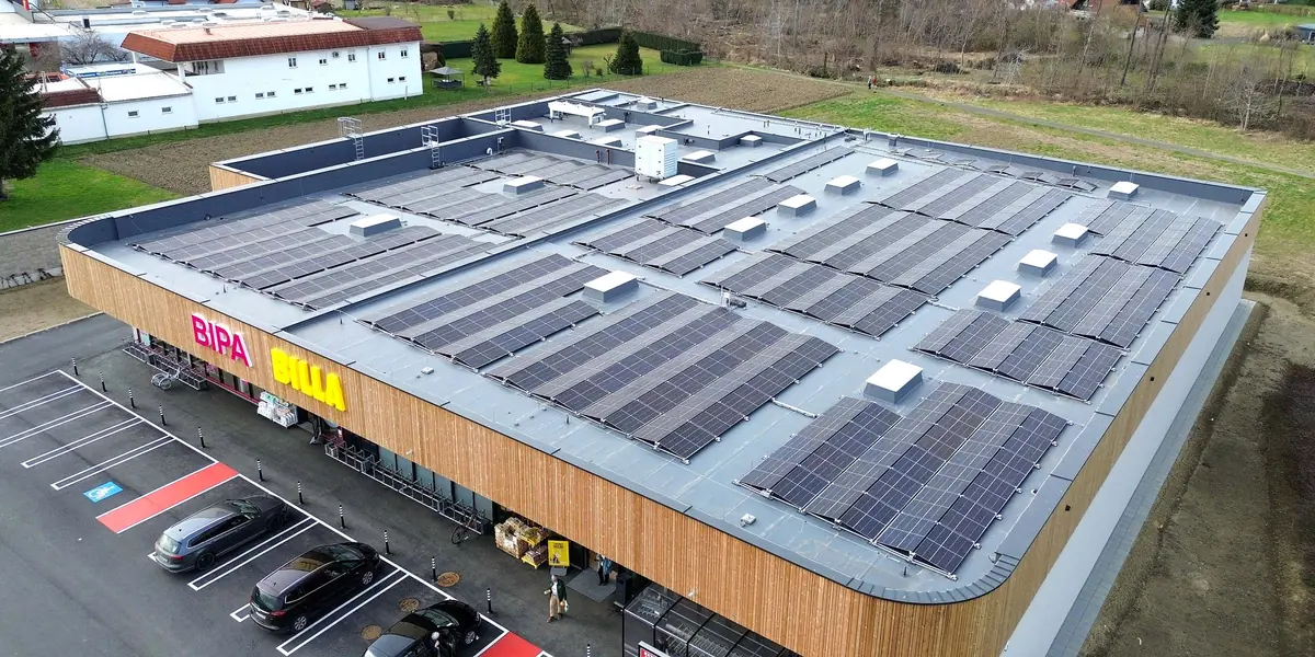 Luftaufnahme einer Billa-Filiale in Holzbauweise, das Dach vollflächig mit Photovoltaik-Modulen belegt
