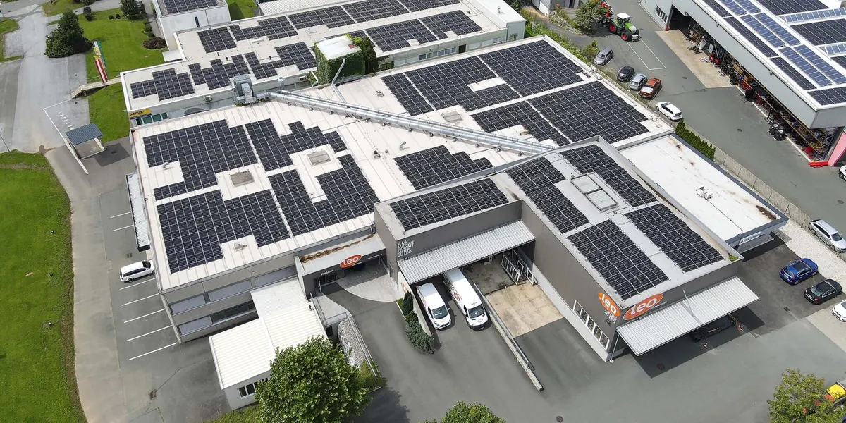 Aufdach-Photovoltaikanlage am JHS-Energy-Standort Groß St. Florian