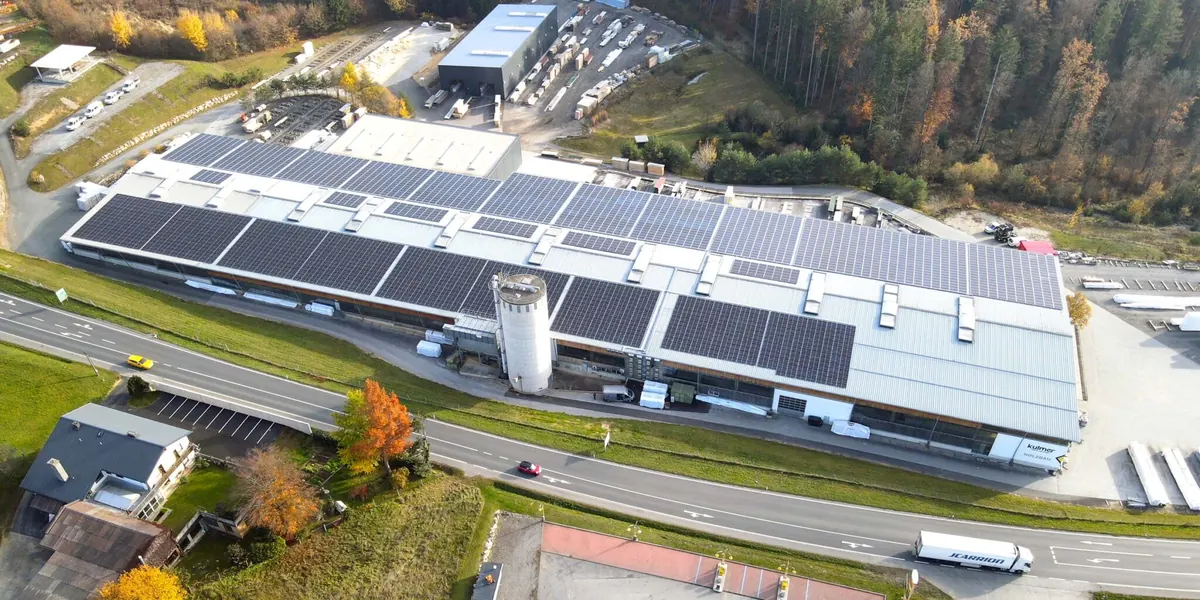 Aufdach-Photovoltaikanlage auf den Hallen von Kulmer Bau