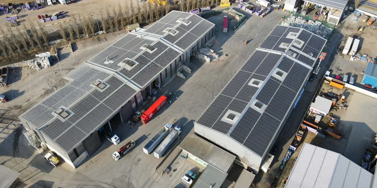 Luftaufnahme der Aufdach-Photovoltaikanlage auf den Hallen von Müllex in St. Margarethen an der Raab