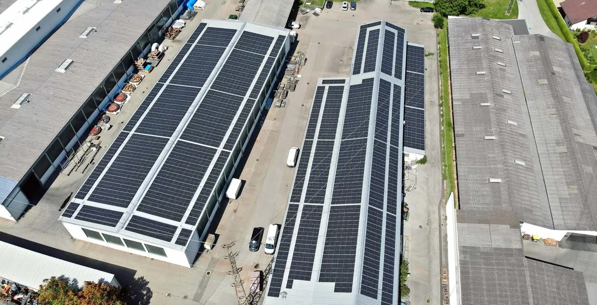 Aufdach-Photovoltaikanlage auf den Hallen von PAWEL packing & logistics in Graz