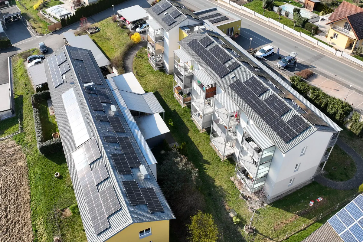 Wohnhäuser der Rottenmanner Siedlungsgenossenschaft mit Photovoltaik-Dachanlagen