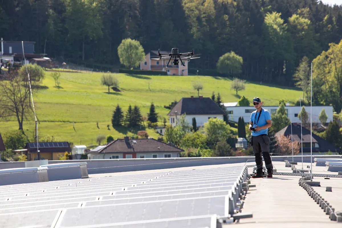 Solarel-Drohnenpilot steuert die Vermessungsdrohne über einem Dach